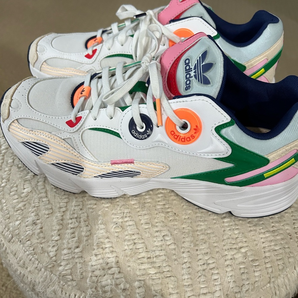 ADIDAS - Size 10